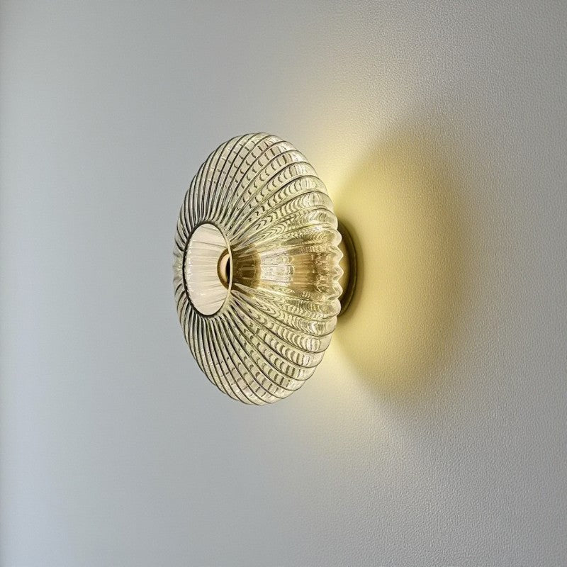 Moderne Glas Wandleuchte mit welligem Glanz
