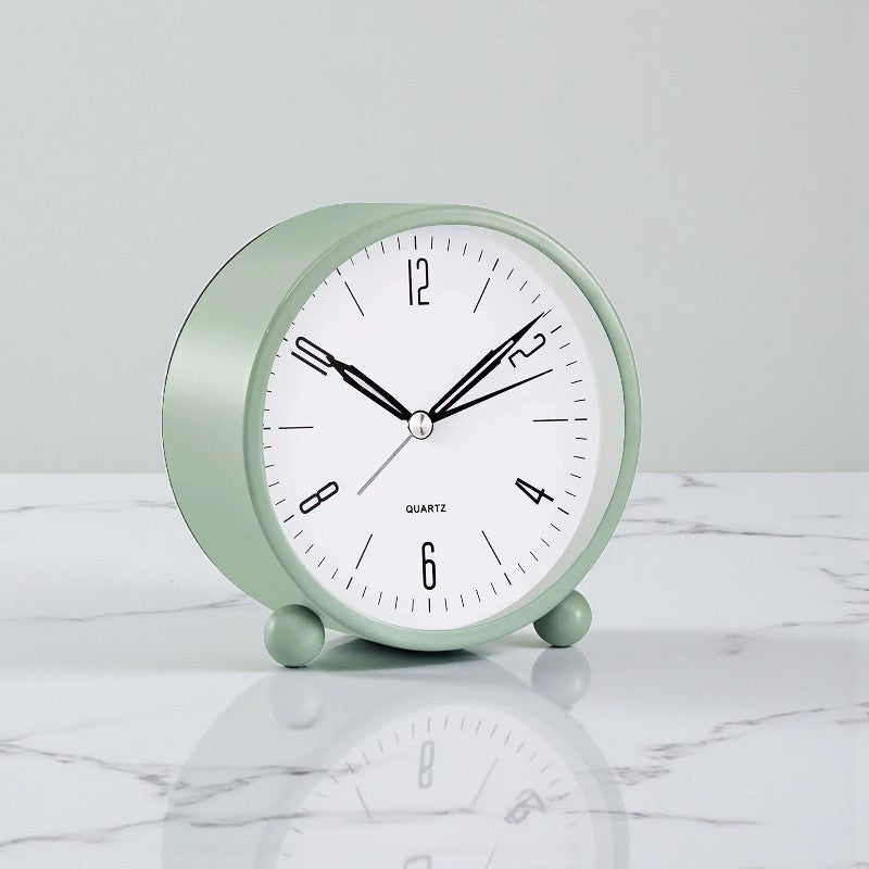 Stilvoller Wecker mit leisem Mechanismus und Nachtlicht Modernes funktionales Wohnaccessoire