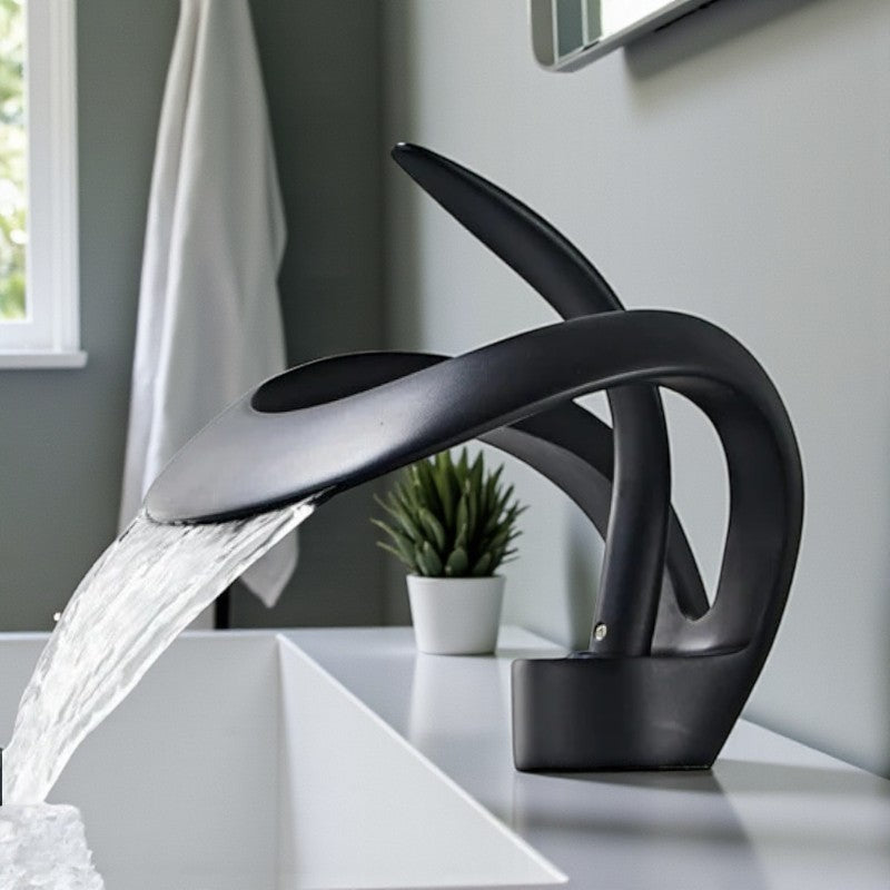 Moderne geschwungene Badezimmerarmatur mit Wasserfallauslauf und minimalistischem Design