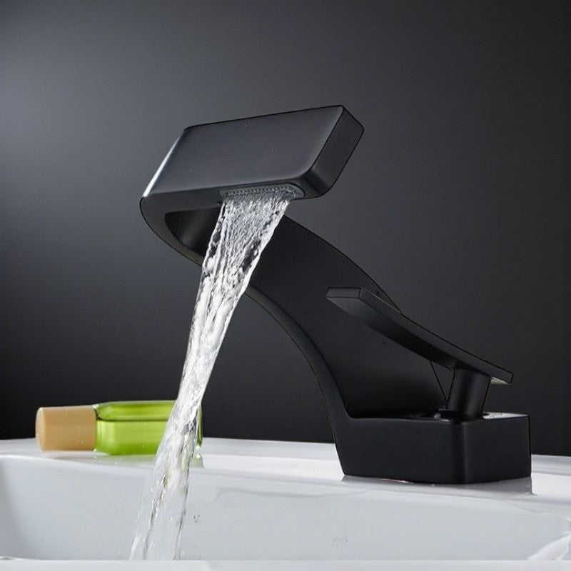 Moderner geschwungener Wasserhahn Moderner geschwungener Küchenarmatur