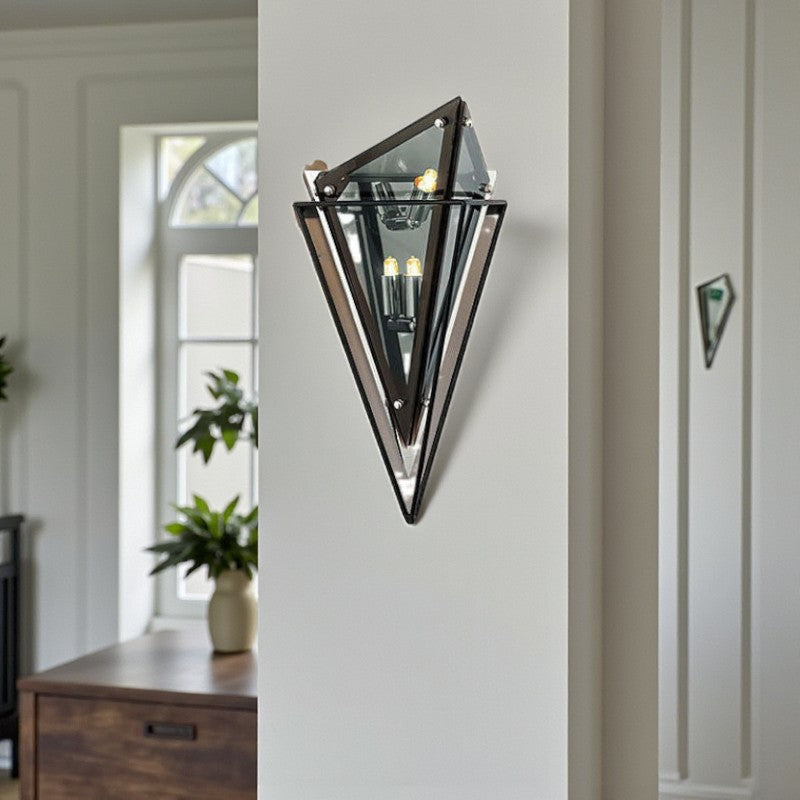 Moderne geometrische Wandleuchte mit diamantinspiriertem Design