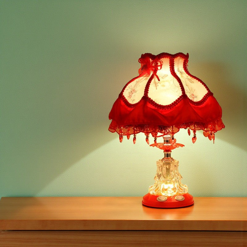 Vintage Tischlampe mit glockenförmigem Schirm fürWohnlicht und klassische Dekoration