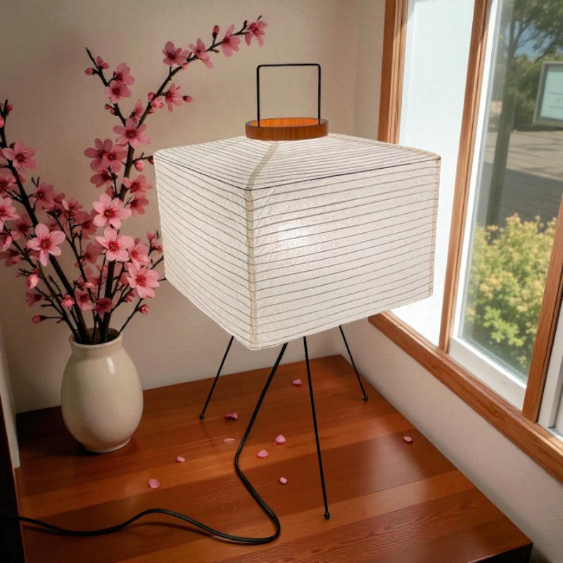 Minimalistische Stehlampe mit eleganter Laternenform für