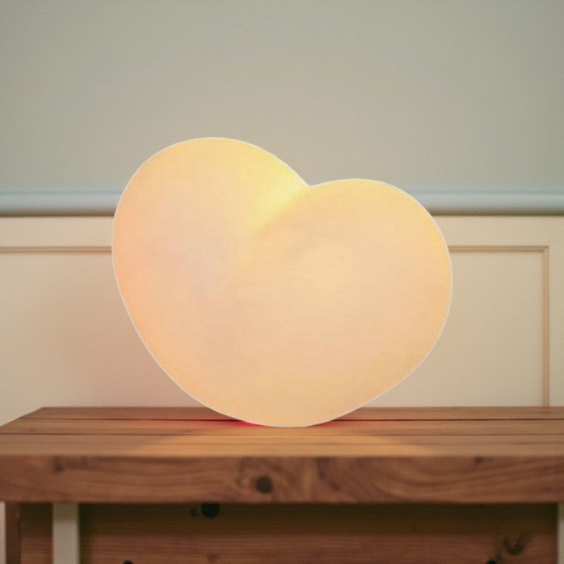 Elegante Nachttischlampe in Herzform für eine gemütliche Atmosphäre
