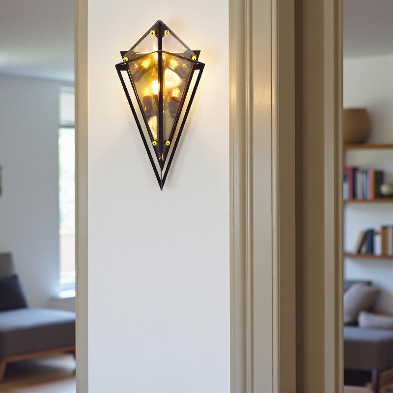 Moderne geometrische Wandleuchte mit diamantinspiriertem Design