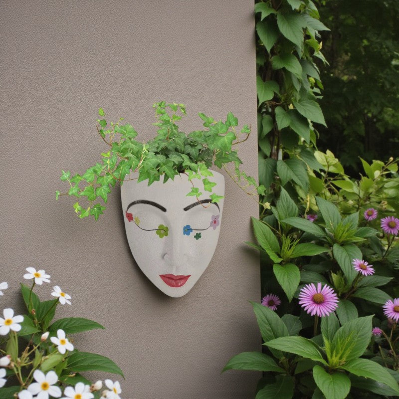 Wandmontierter Pflanzgefäß mit skulptiertem Gesichtsmotiv für kleine Pflanzen