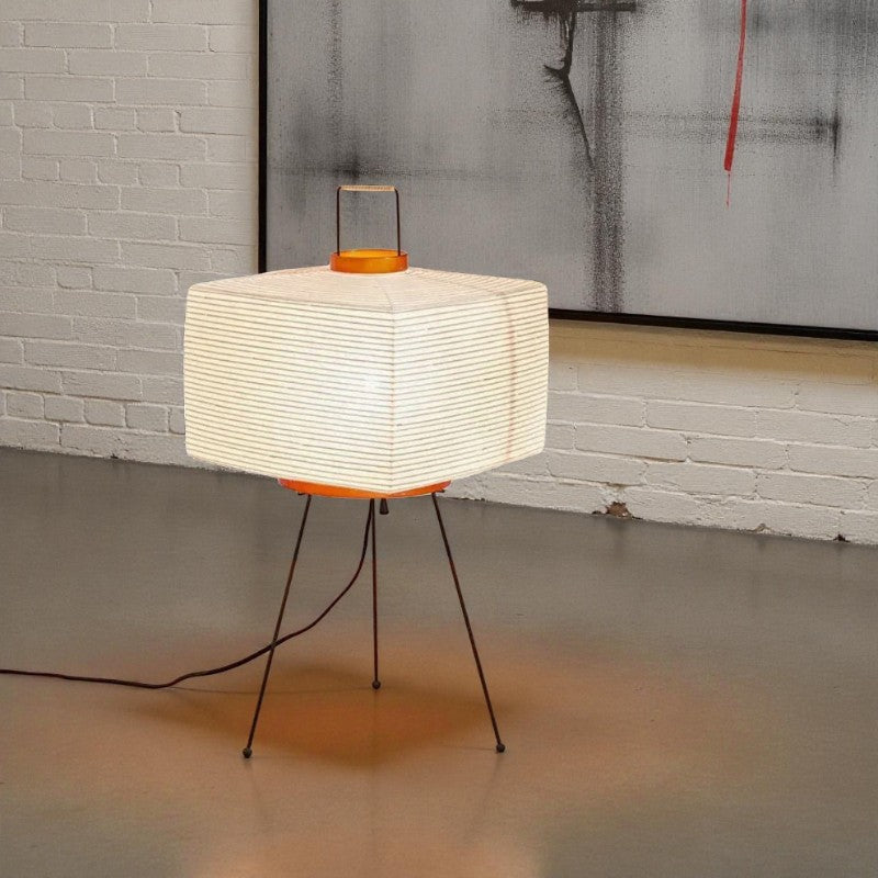 Minimalistische Stehlampe mit eleganter Laternenform für