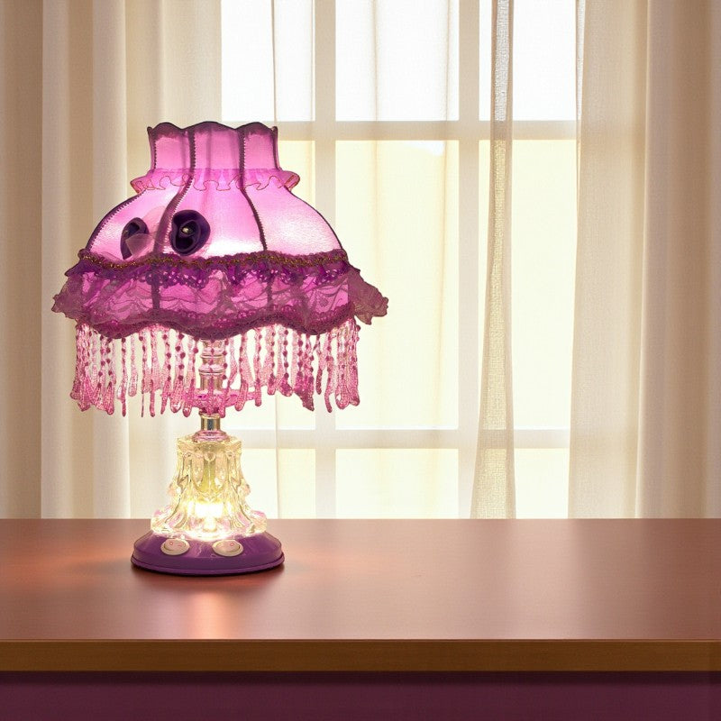 Vintage Tischlampe mit glockenförmigem Schirm fürWohnlicht und klassische Dekoration