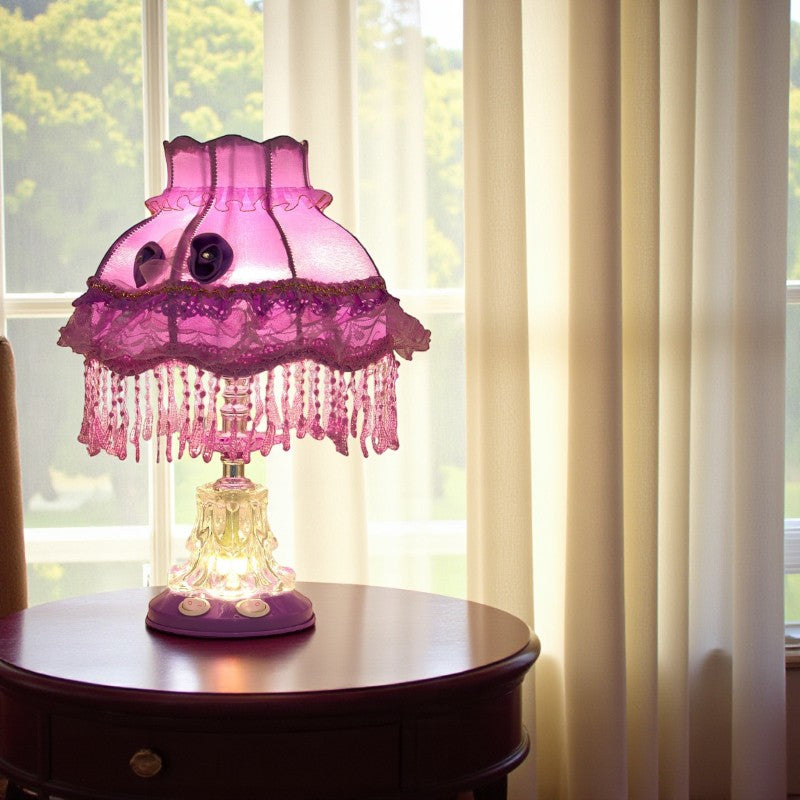 Vintage Tischlampe mit glockenförmigem Schirm fürWohnlicht und klassische Dekoration