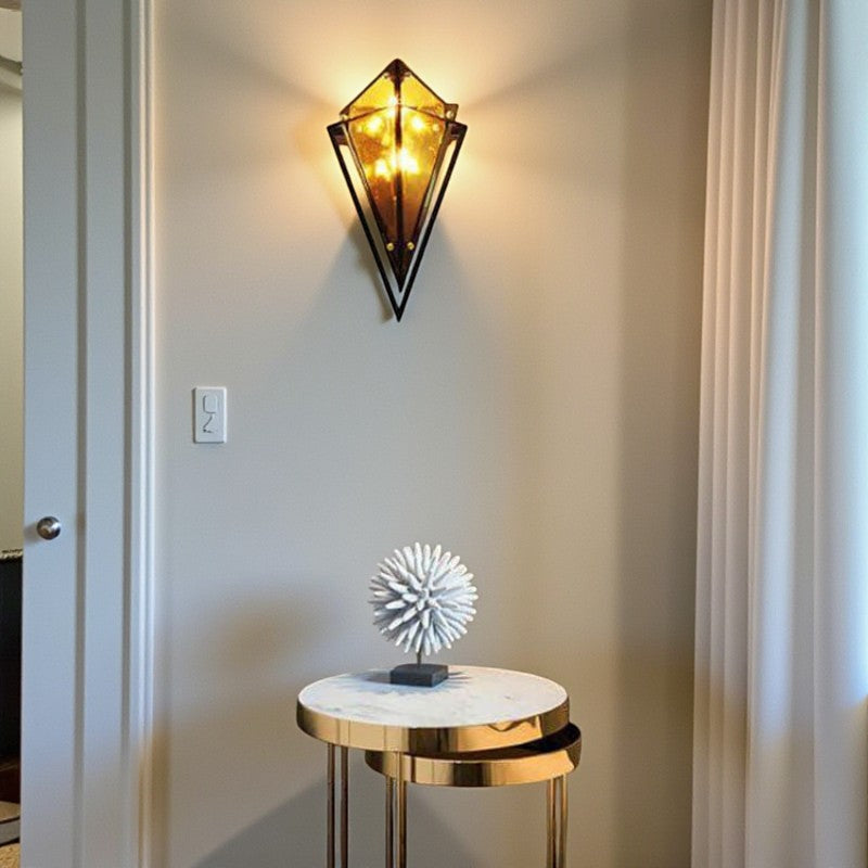 Moderne geometrische Wandleuchte mit diamantinspiriertem Design