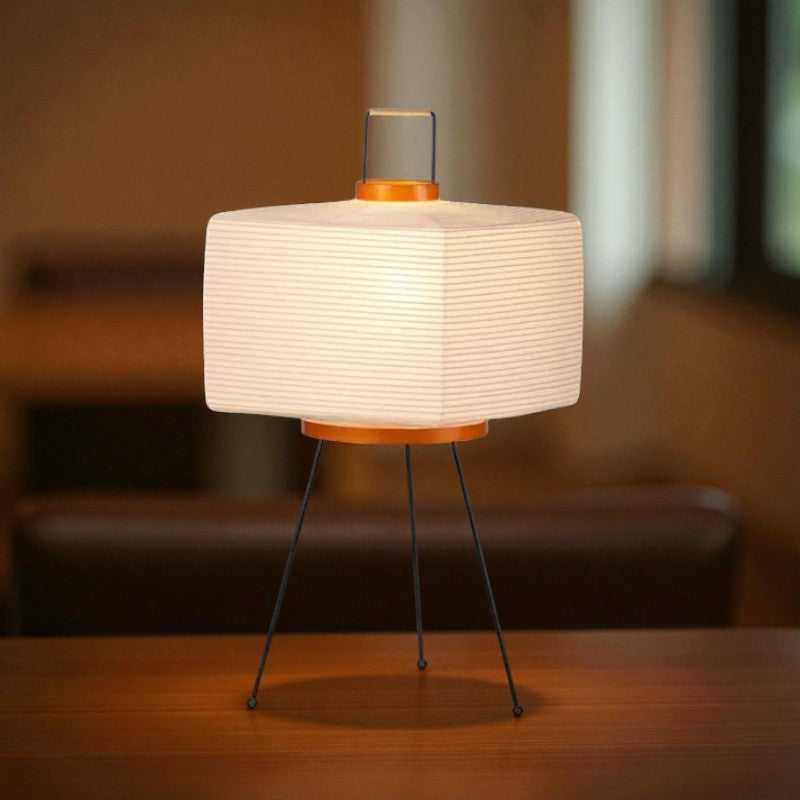 Minimalistische Stehlampe mit eleganter Laternenform für
