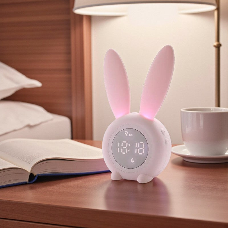 Wecker in Hasenform mit LED-Anzeige und sanft leuchtenden Ohren