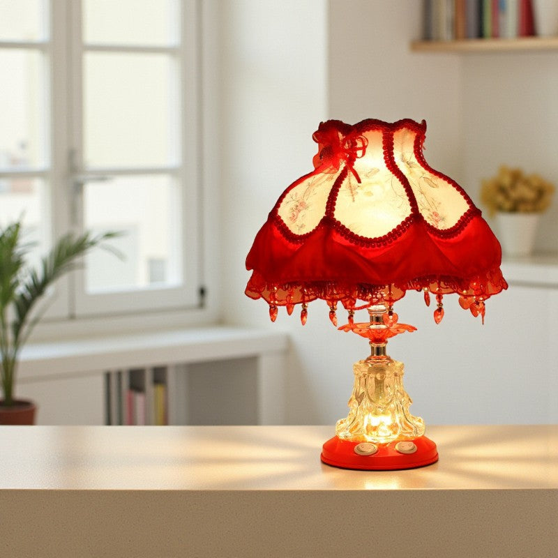 Vintage Tischlampe mit glockenförmigem Schirm fürWohnlicht und klassische Dekoration