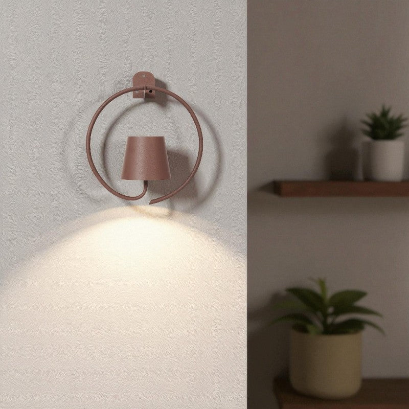 Wandleuchte mit rundem gedrehtem Ständer