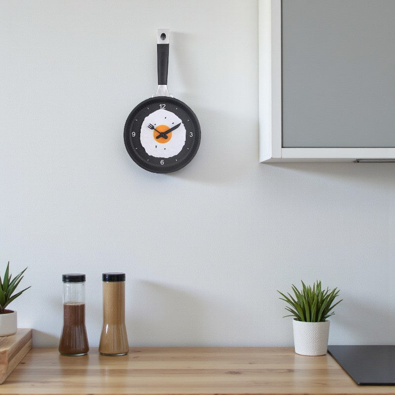 Pfannenförmige Wanduhr mit verspieltem Spiegelei Design