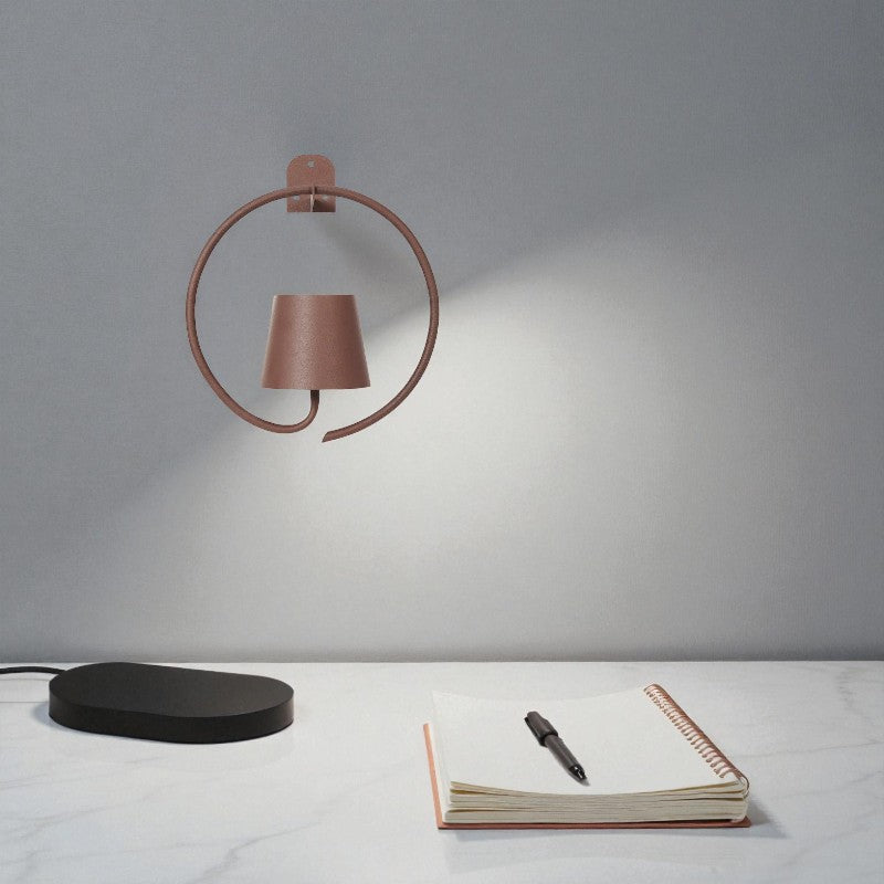 Wandleuchte mit rundem gedrehtem Ständer