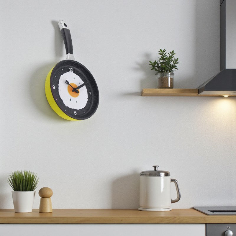 Pfannenförmige Wanduhr mit verspieltem Spiegelei Design