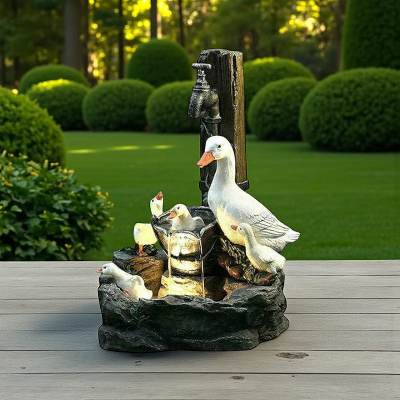Wasserbrunnen mit plätschernder Entenfamilie