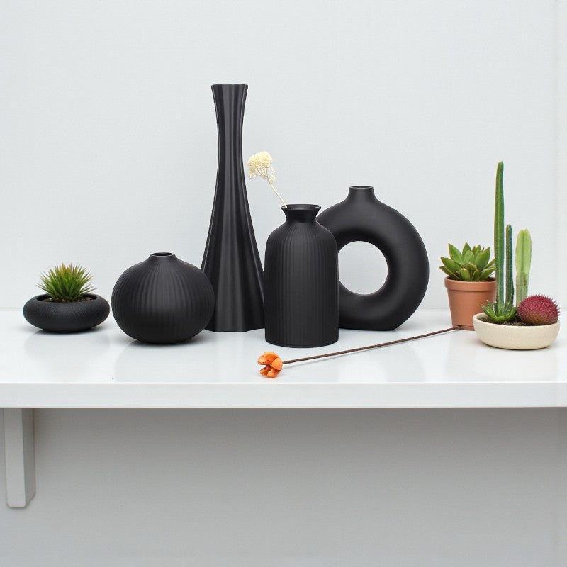 PlastikvaseSet mit geschwungenen Formen und matter Oberfläche Moderner dekorativer Akzent für Zuhause