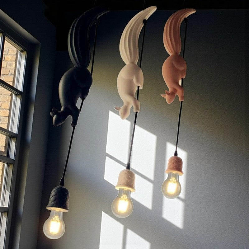 Pendelleuchte mit verspieltem Eichhörnchen und Tannenzapfen-Motiv Dekorative Beleuchtung