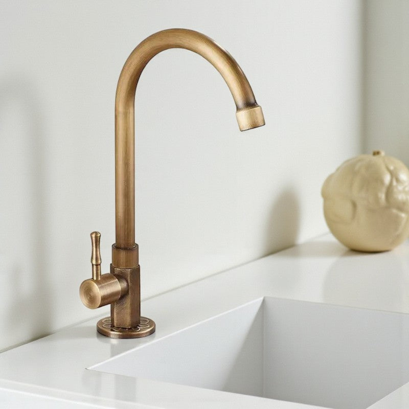 Antiker Küchenarmatur aus Messing mit elegantem Schwanenhals-Design