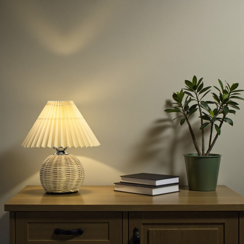 Faltbare Rattan Tischlampe mit kompakter Bauweise