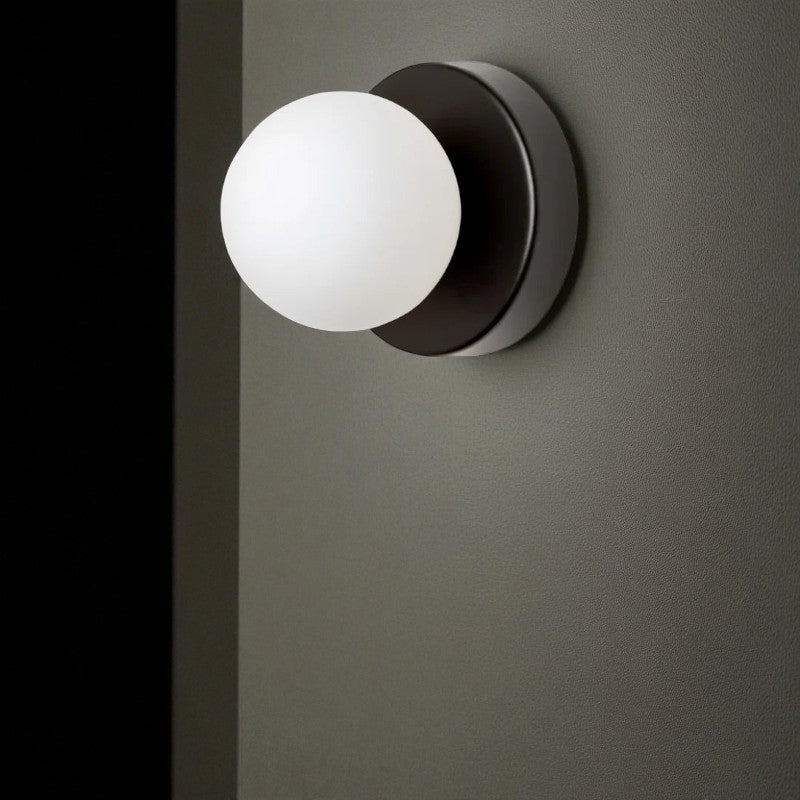 Elegante Wandleuchte mit Glaskugel für stilvolle und gemütliche Räume