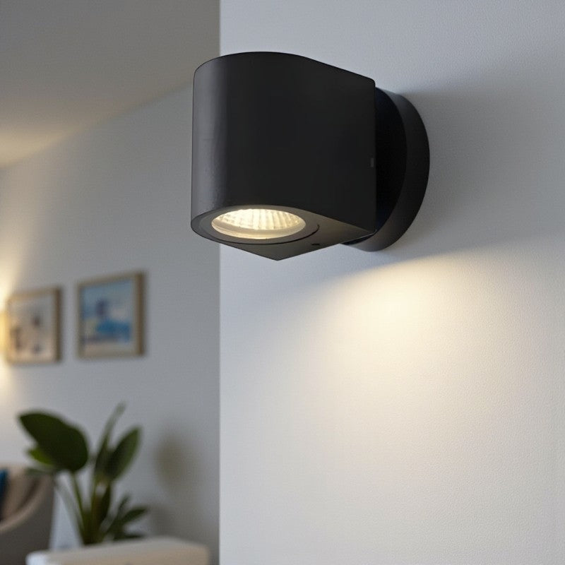 Kompakte LED-Wandleuchte mit schlankem Design für Außenbereiche