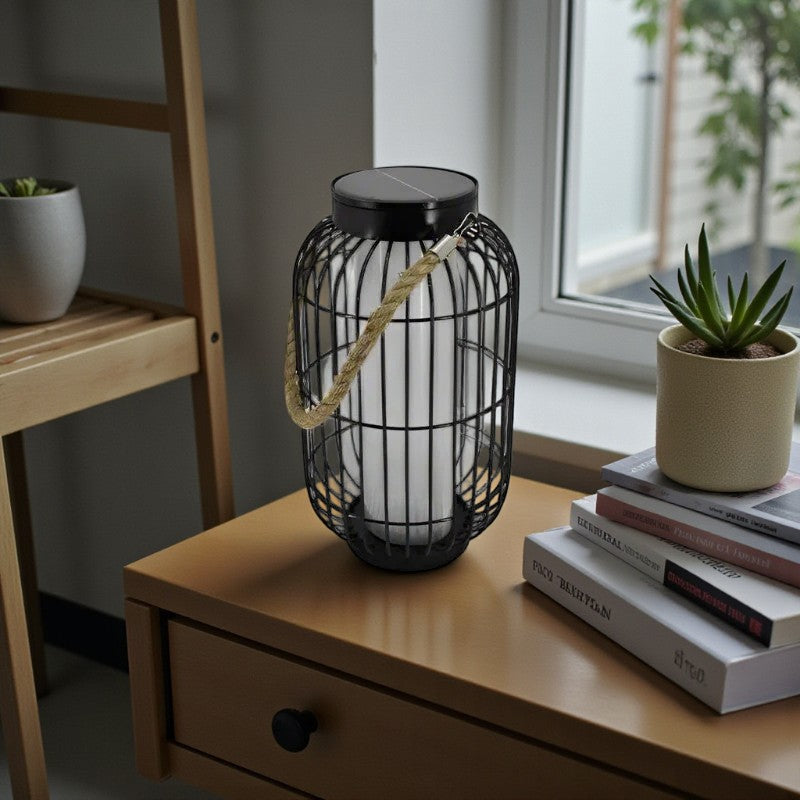 Solarbetriebene LED-Lampe mit Seilgriff und Schutzgehäuse