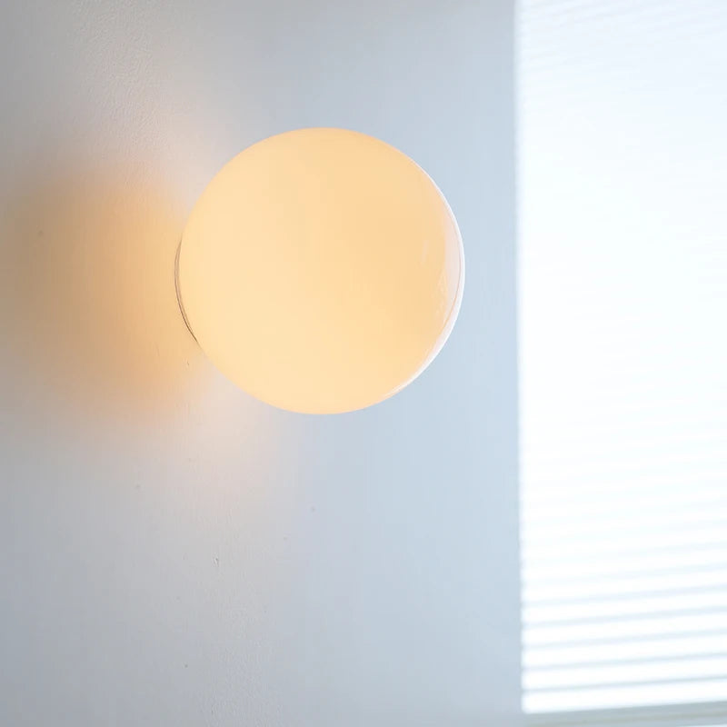 Mureto - Weiße LED-Wandleuchte in Glaskugelform