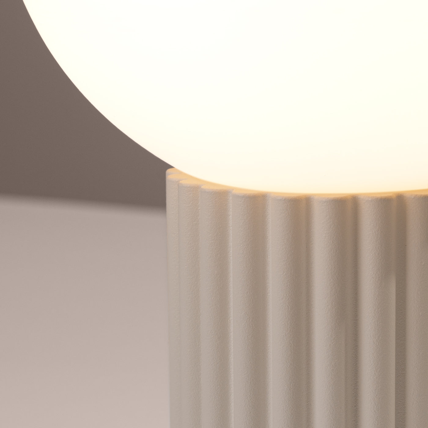Bureia - Beige Tischleuchte mit mattiertem Glasschirm