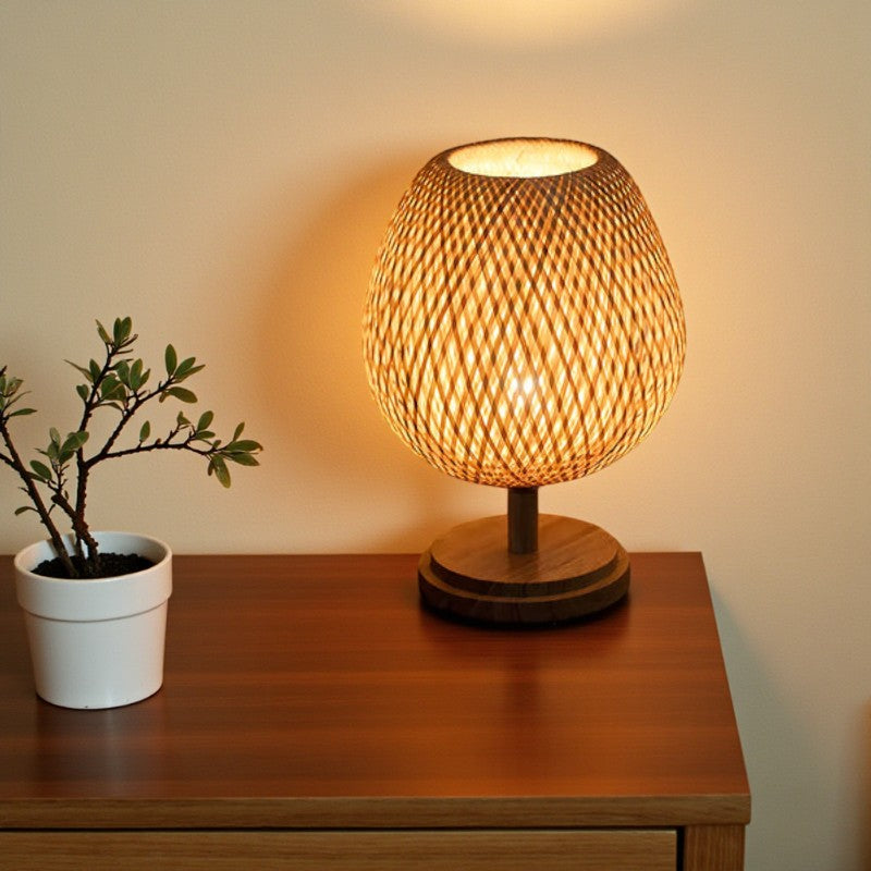 Handgefertigte Rattan-Holz-Nachttischlampe für warme Beleuchtung