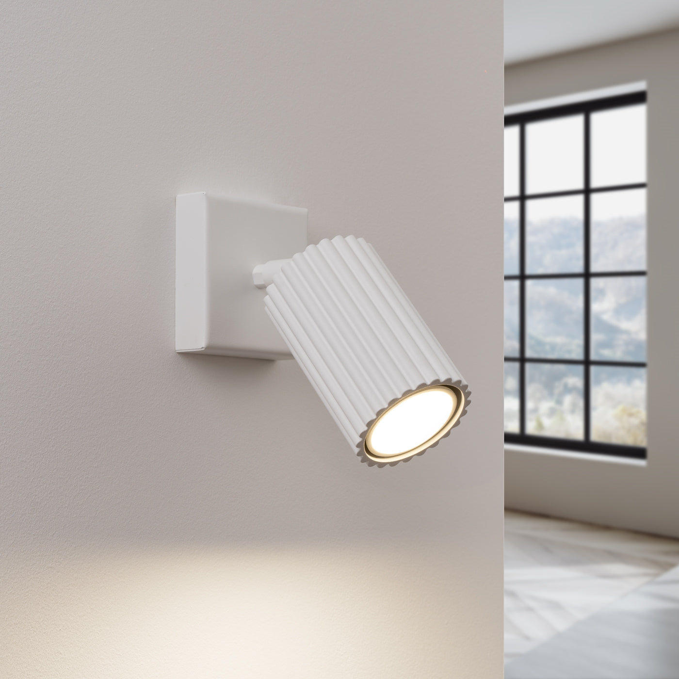 Brio - Wandleuchte aus karbonweißem Aluminium