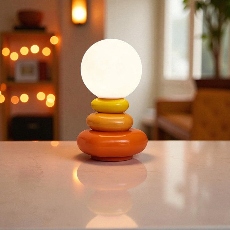 Gestapelte Steinkleuchte für zeitlose Akzente in der Wohnraumgestaltung