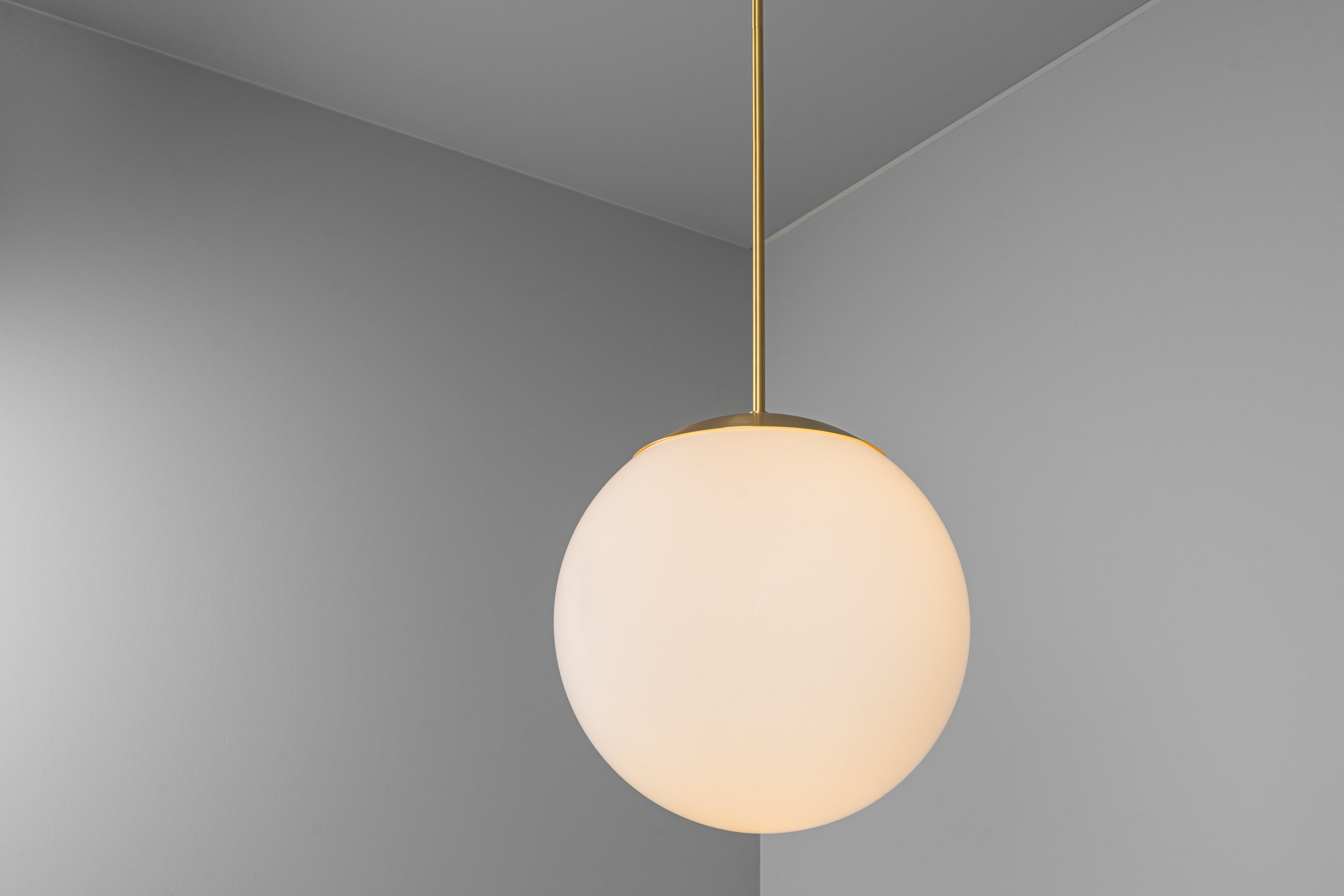 Solara - Pendelleuchte mit Kugelform aus Opalglas