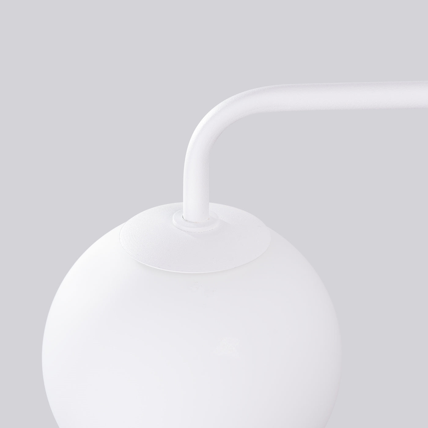 Luara - Weiße Wandleuchte mit mattiertem Glasschirm