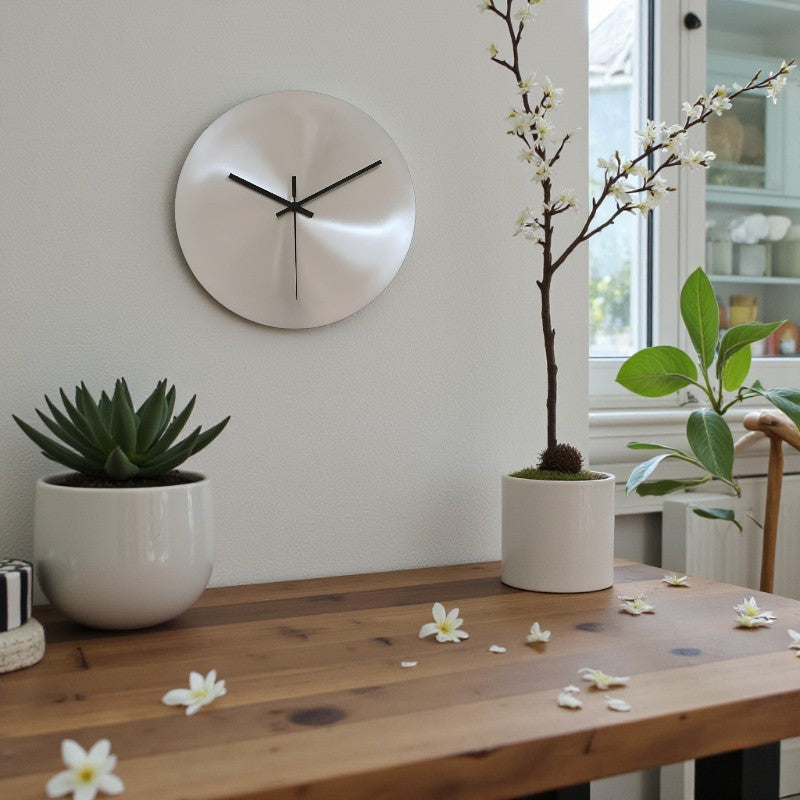 Runde Wanduhr mit klassischem Analog-Design für elegante Interieurs