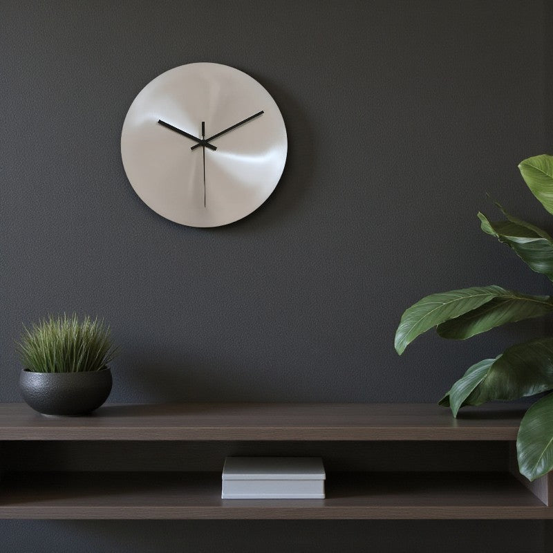 Runde Wanduhr mit klassischem Analog-Design für elegante Interieurs