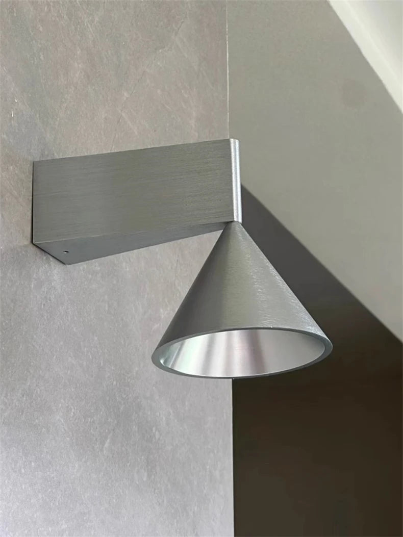 Minimalistische - Wandleuchte aus silberfarbenem Aluminium