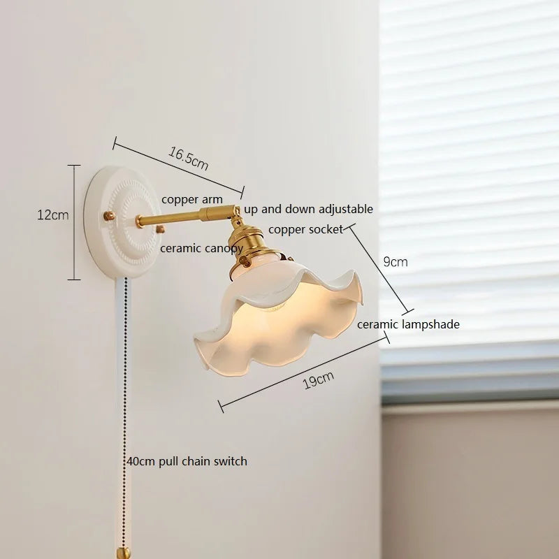 Parietta - LED-Wandleuchte mit Keramikschirm und Kupferarm