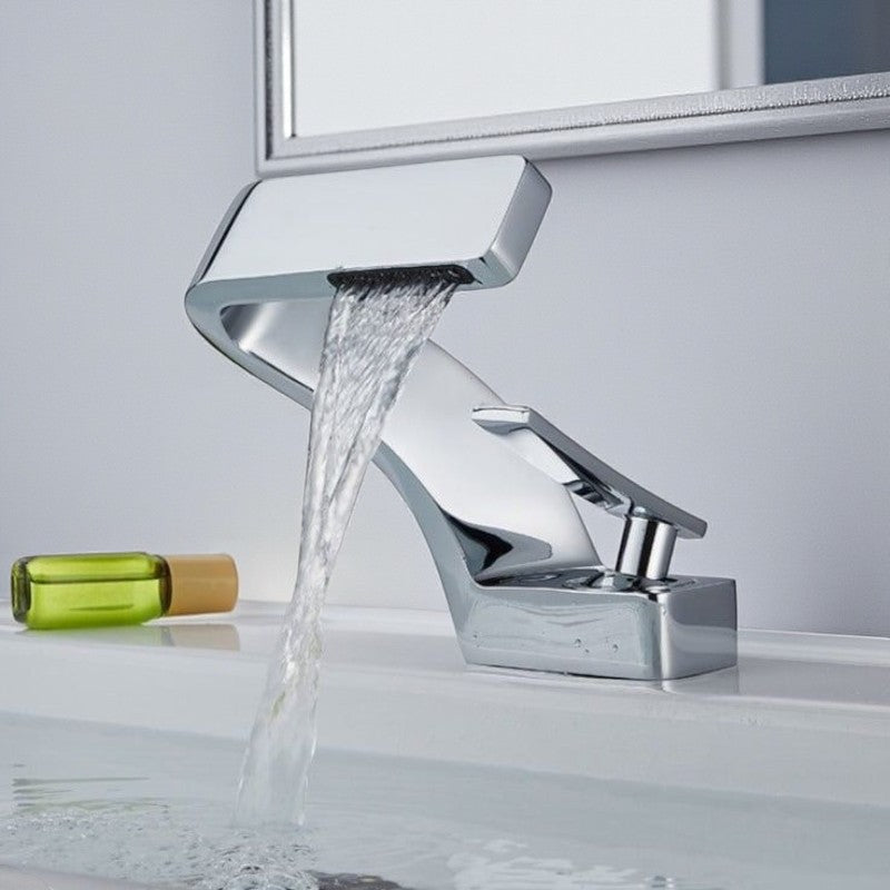 Moderner geschwungener Wasserhahn Moderner geschwungener Küchenarmatur