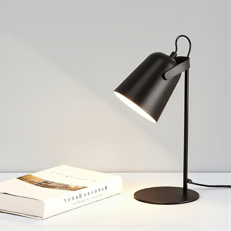 Verstellbare Schreibtischlampe im skandinavischen Design und mit funktionaler Beleuchtung