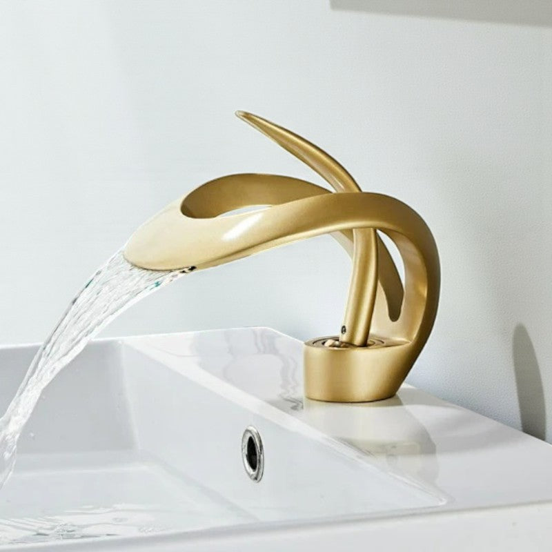 Moderne geschwungene Badezimmerarmatur mit Wasserfallauslauf und minimalistischem Design