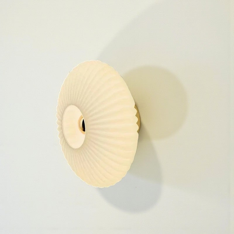 Moderne Glas Wandleuchte mit welligem Glanz