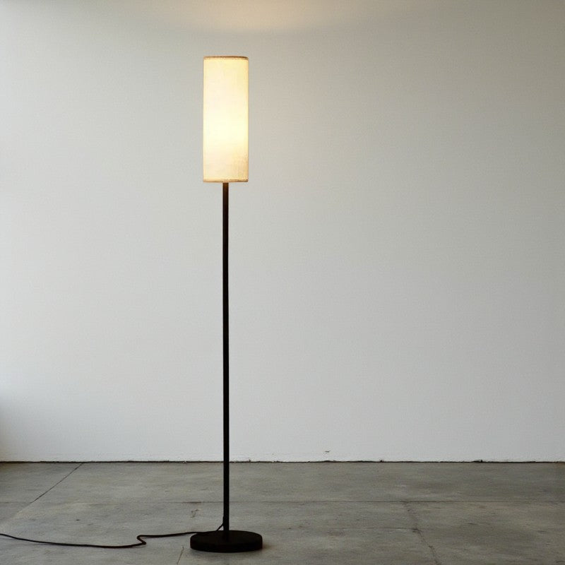 Schlanke Stehleuchte mit zylindrischem Schirm für sanfte Stimmungsbeleuchtung