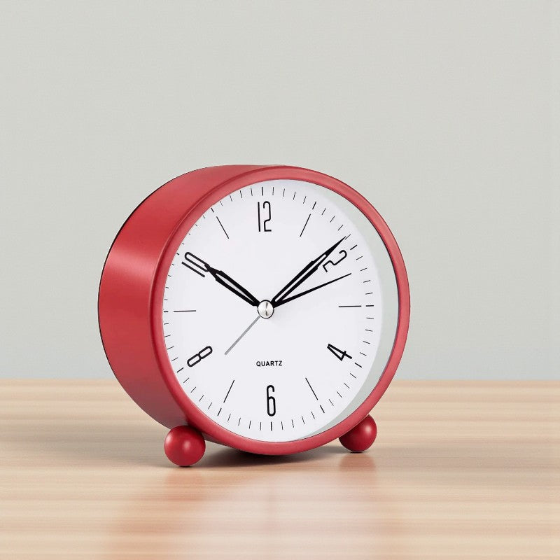 Stilvoller Wecker mit leisem Mechanismus und Nachtlicht Modernes funktionales Wohnaccessoire