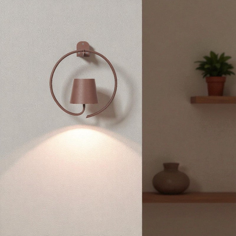 Wandleuchte mit rundem gedrehtem Ständer