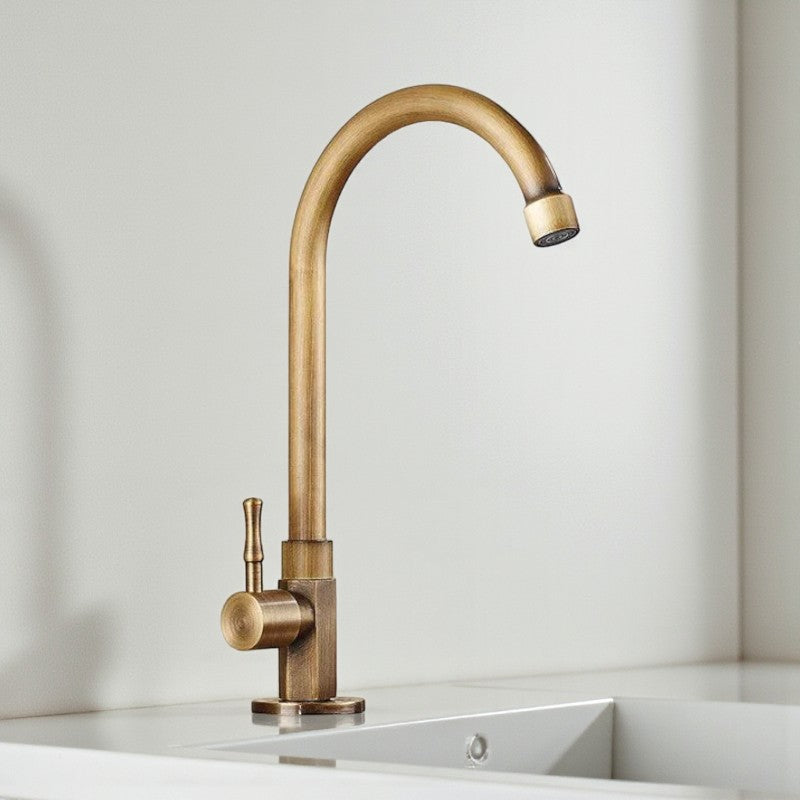 Antiker Küchenarmatur aus Messing mit elegantem Schwanenhals-Design