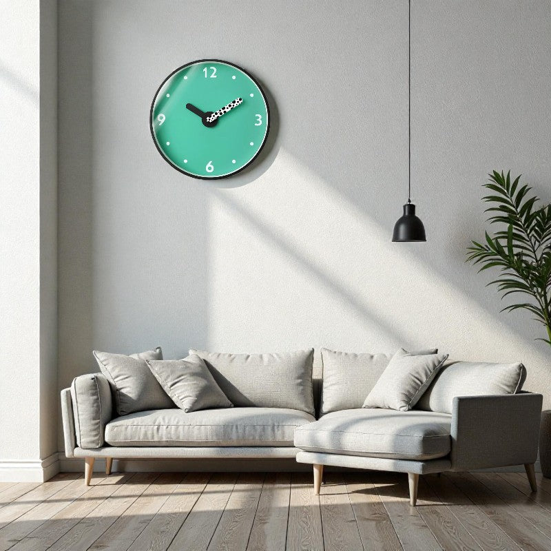 Wanduhr mit minimalistischem Druckdesign für moderne Innenräume