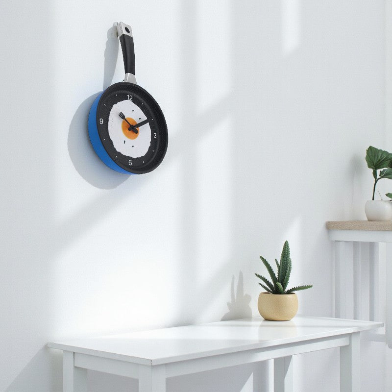 Pfannenförmige Wanduhr mit verspieltem Spiegelei Design